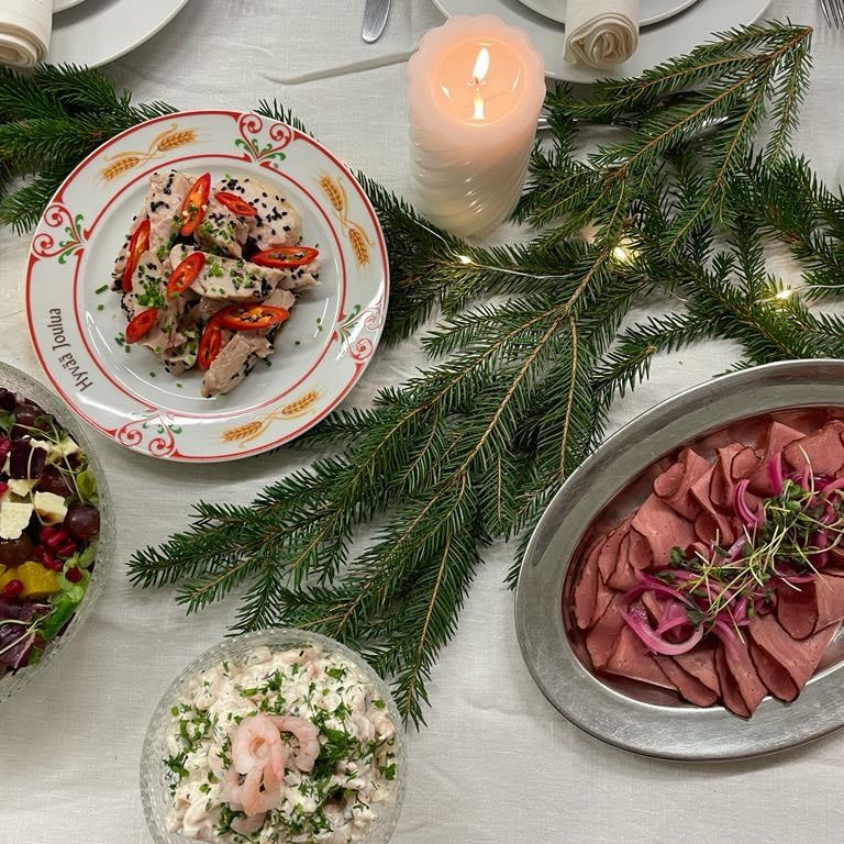 Jouluruokia katettuna joulupöytään.