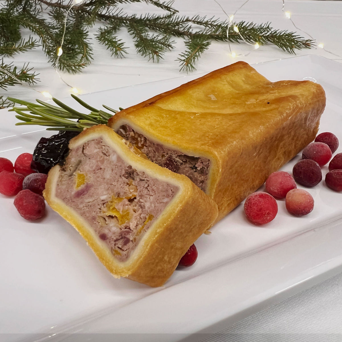 Ankka ja aprikoosi pate en croute ja mustakirsikka-timjamihilloke